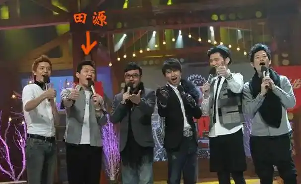 2015年,一向以"好男人"人设示人的田源,被曝与"发小"(田源自称)的女友