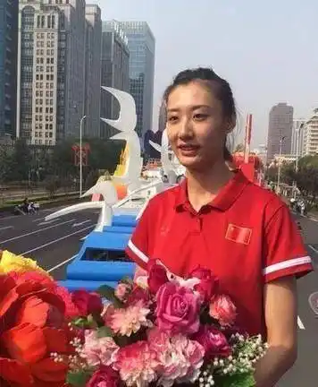 前几天,惠若琪也在个人社交账号晒出"黑眼圈"照片,称连续熬夜所致