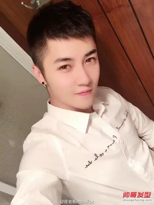 中国帅哥黑色飞机头短发