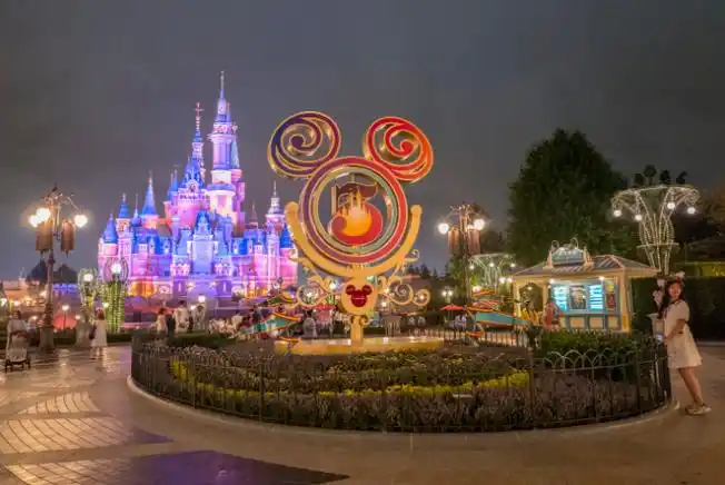 2021年6月16日,上海迪士尼乐园,五周年元素随处可见.图/ic photo