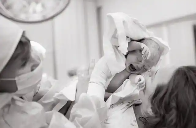 随着一阵阵婴儿的啼哭,宝宝平安的降生了.