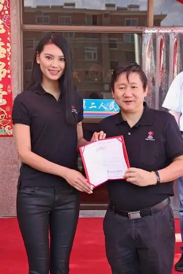 世界小姐于文霞探访先心病儿童 获颁爱心天使