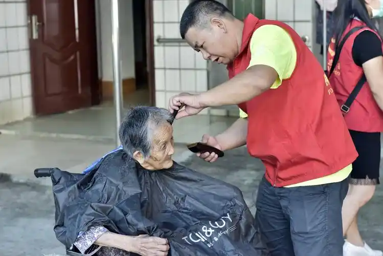 学雷锋做好事 佛冈有个"金牌理发师"|清远日报-清远plus