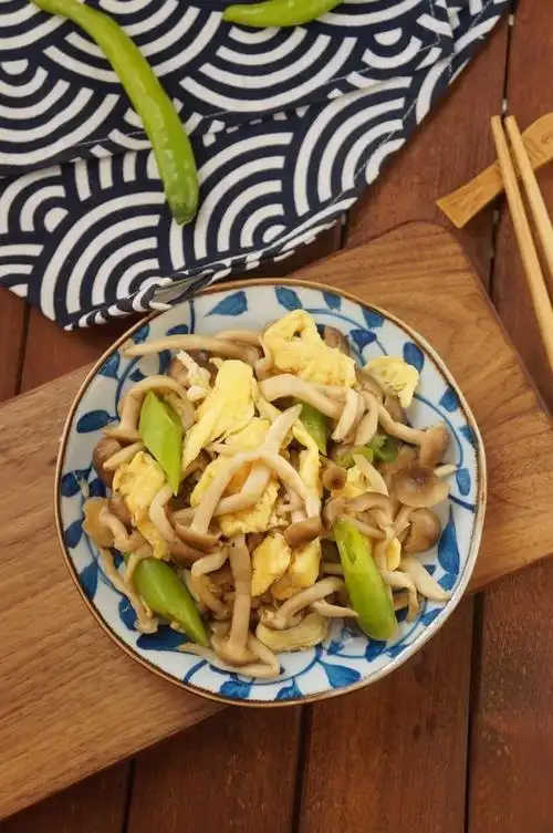 蟹味菇炒蛋的做法