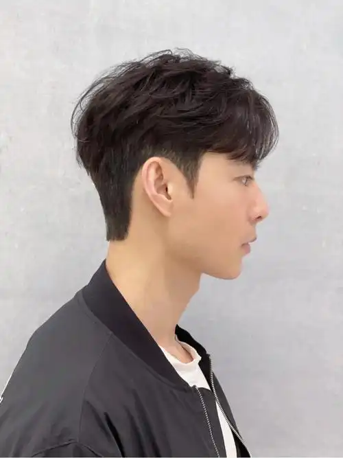 一款很是呆萌气质风式的最新是韩式男生发型图片,以清新自然的乌黑