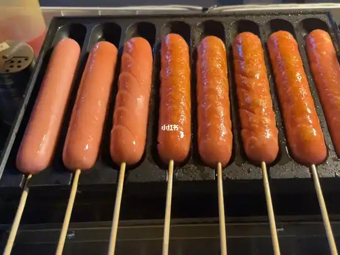快来尝尝本座用业火烤的淀粉肠