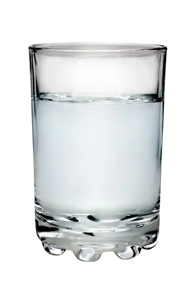 装满水的玻璃,装满白色背景上分离出的水的玻璃杯