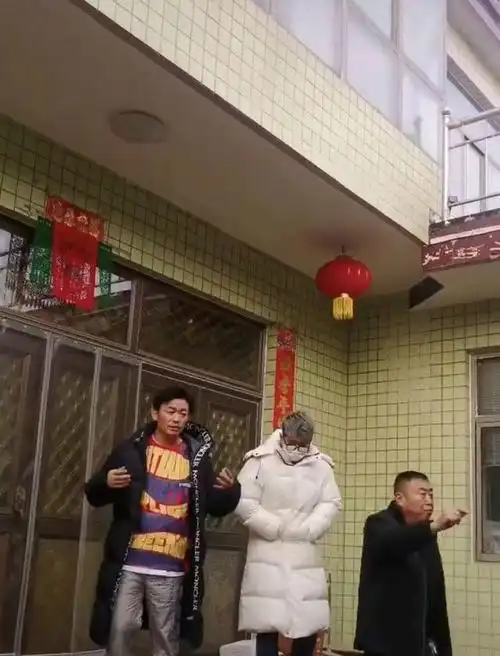 40岁王宝强回农村老家过年,穿2万羽绒服配棉拖鞋,没有明星架子_网易