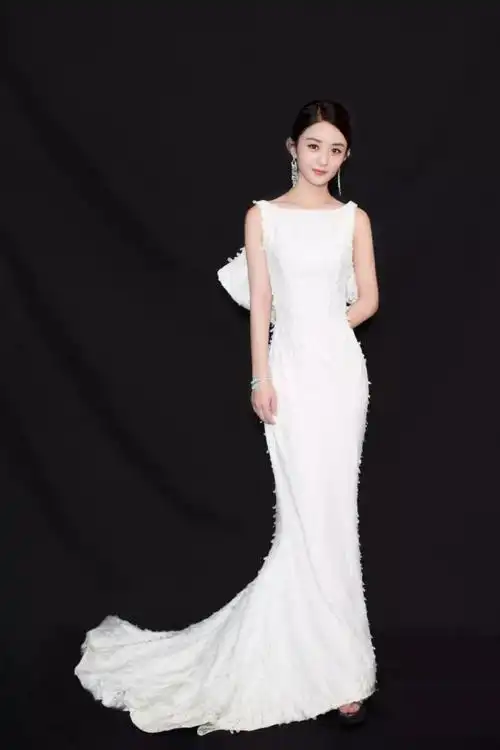 赵丽颖一袭 白色礼服优雅亮相,素雅中又藏着小性感.