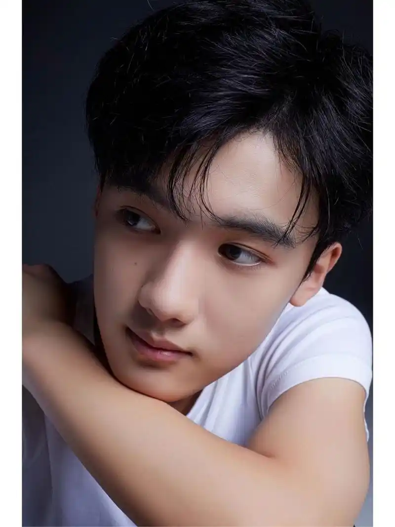 孙浠伦肖像大片