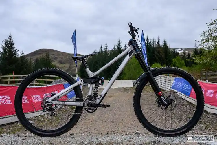 战车欣赏21辆山地车手的速降赛车