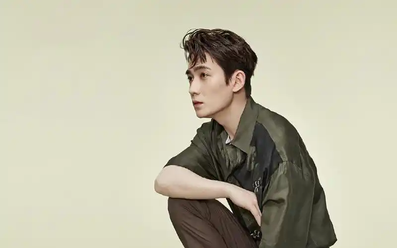 电脑壁纸 明星 大陆明星 绅士男孩朱一龙时尚帅气阳光写真