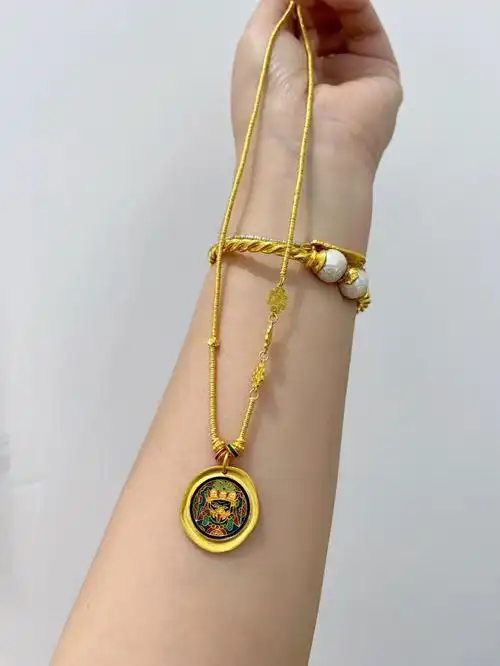 人们在这一天纷纷带上白酒,哈达,一一敬献给天母,祈求生意兴隆,财源