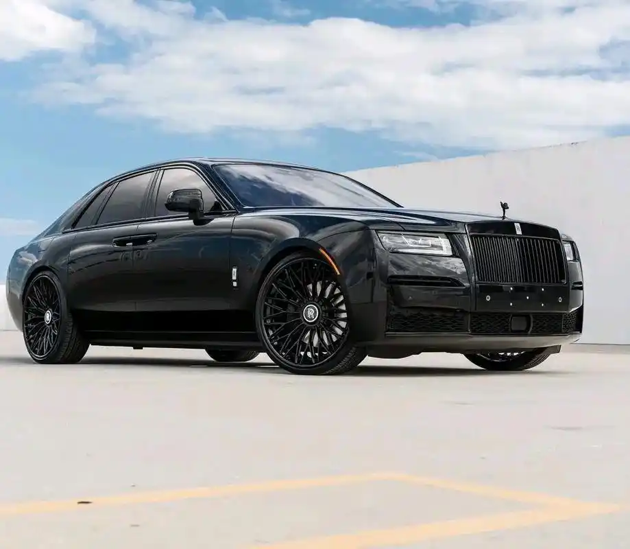 新款"黑武士"劳斯莱斯古斯特曝光,v12引擎 星空车顶,威猛大气