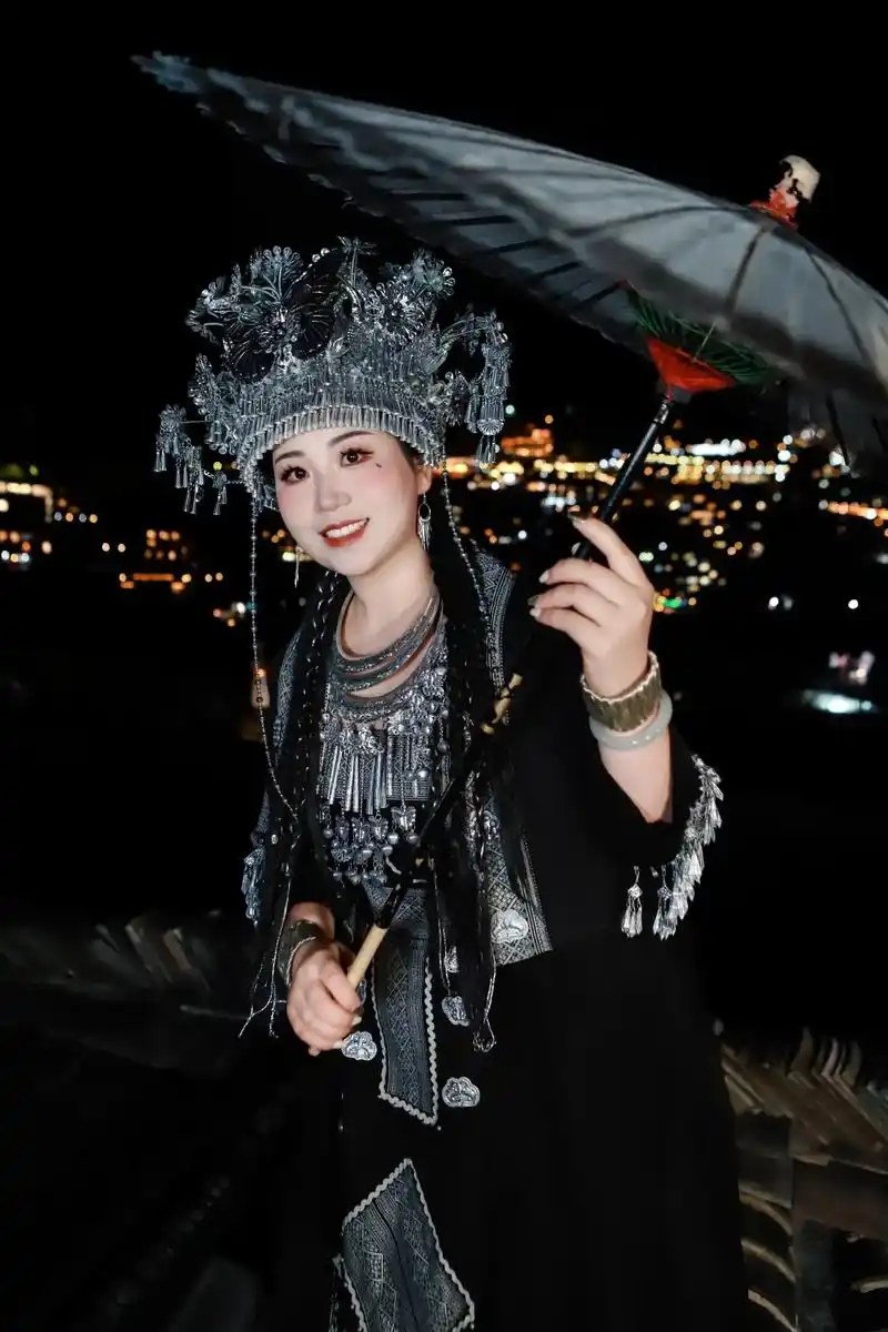 山河远阔,人间烟火,穿一次苗族服饰,体验一次苗族风情