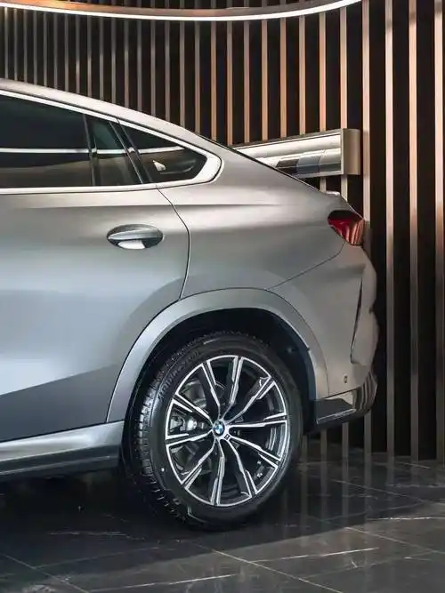 国内到店实拍磨砂纯灰宝马x6!