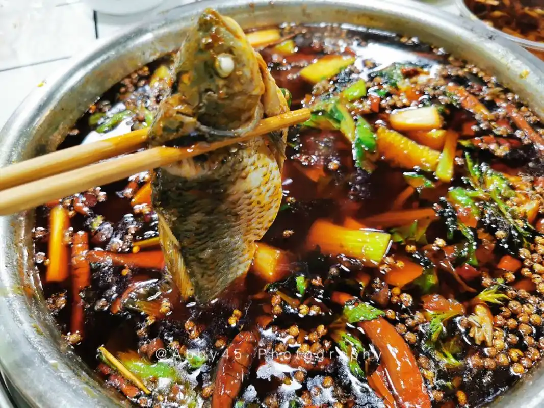 原创重庆除了洪崖洞还有防空洞洞里吃火锅鱼体验更是让人赞不绝口