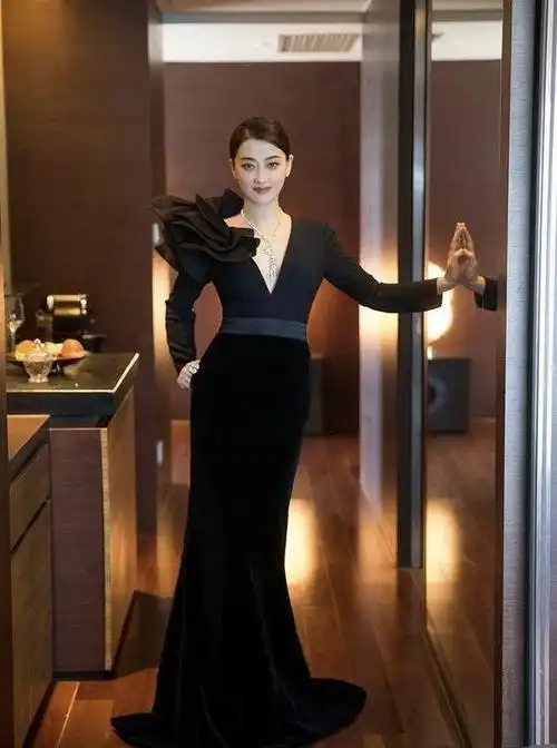 梅婷够惊艳深v长裙掩不住的丰满44岁的侧身看绝了