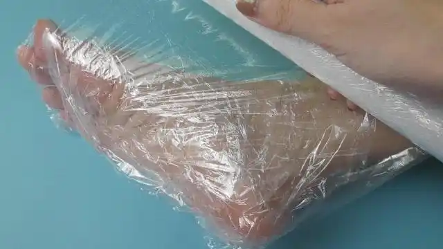 睡前把保鲜膜包裹在脚上,真是厉害了!好多人还不懂得,快试一试