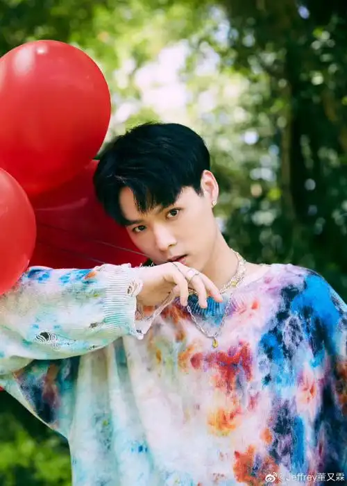 她们的名字》中阳光奔赴的高旭,他就是嗓音温柔治愈的@jeffrey董又霖!
