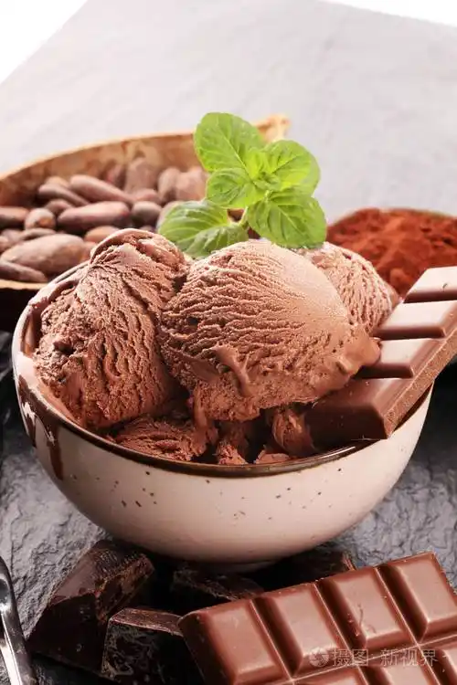 巧克力咖啡冰淇淋球在碗里冰淇淋勺