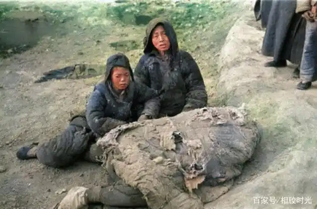 老照片:大饥荒时期凄惨的灾民们只能靠树皮活下来,图10很悲凉