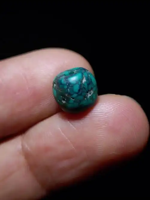 挺老气横秋的一颗老松石正反大不同