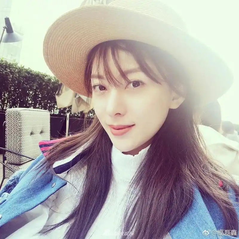 日前,薛之谦前妻高磊鑫在微博晒出美照,并配文:"眼里,看见谁走谁在