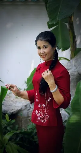 扮演了一个朝鲜族姑娘,是不是有点像啊取景怡海公园和亚艺公园