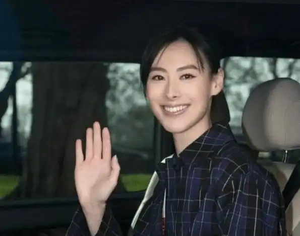 梁洛施是香港娱乐圈中的一位女星,她的长相虽然并不算绝美,但却给人一