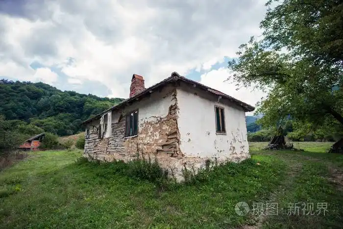 被遗弃的旧房子在农村山区景观