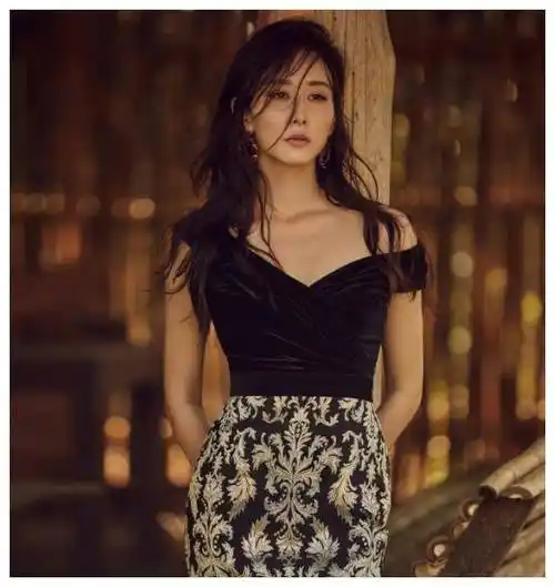 原创孙艺珍是吃了防腐剂吧吊带裙针织衫妩媚迷人依旧青春有活力