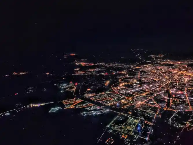 俯瞰城市城市的夜景灯火通明