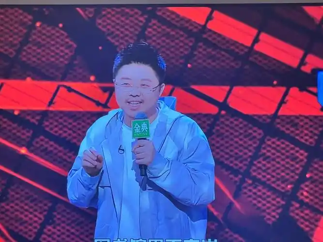 脱口秀呼兰总感觉手里盘什么东西