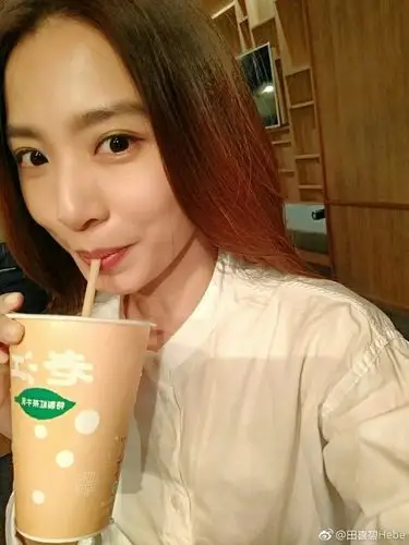 hebe田馥甄晒出一组俏皮自拍,她披着长发,妆容清淡接近素颜,用香蕉