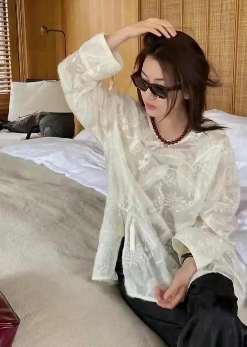 今夏的衬衫流行温柔奶奶风