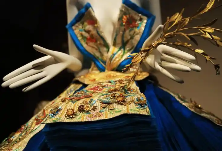 尔博物馆举行的中国著名服装设计师郭培的个人作品展吸引了众多参观者