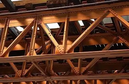 房子,桥梁的桁架大多都是由多个三角形构成的;钢架结构的十字梁同样是