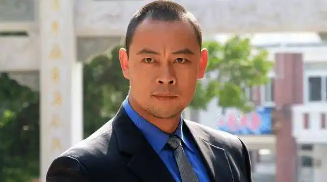 曾拿36块金牌的运动员晋松,现如今拍戏名声大起娶舞蹈妻子,恩爱十足