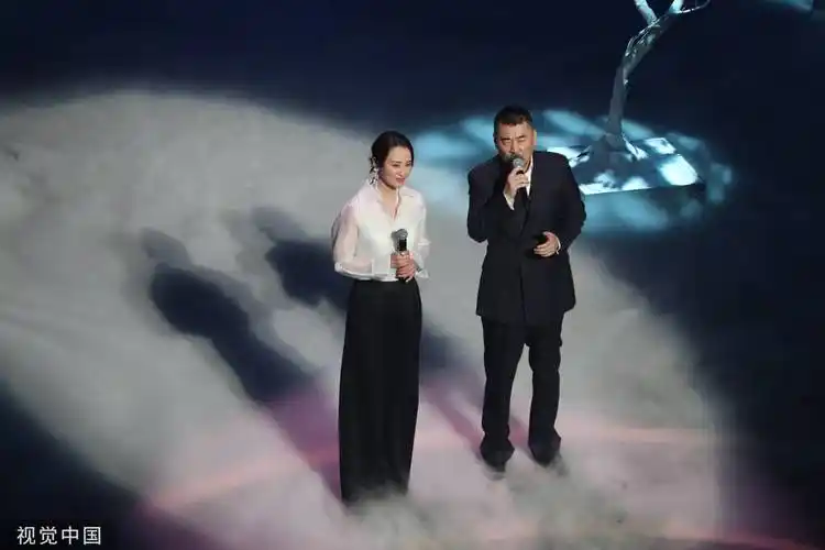 陈建斌蒋勤勤深情对唱羡煞旁人夫唱妇随眼神拉丝