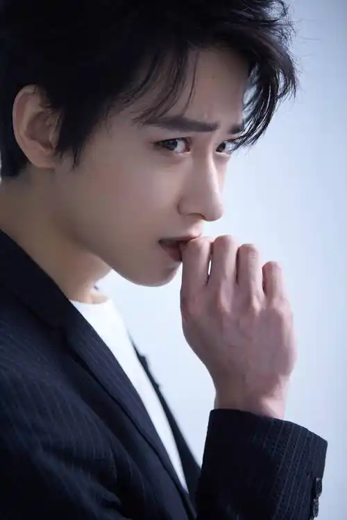 吴昊泽西装写真曝光清爽有型诠释成熟魅力