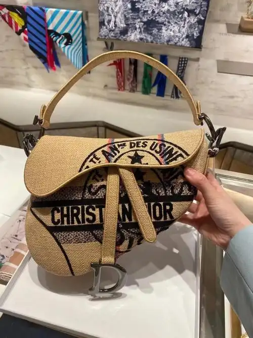dior新款草编勋章马鞍包好好看