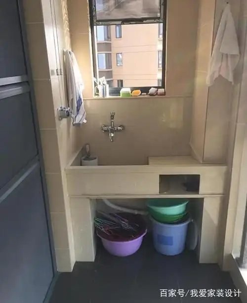 这边是用砖砌的洗衣池,非常结实,下面还可以放桶和盆以及挂衣服的衣