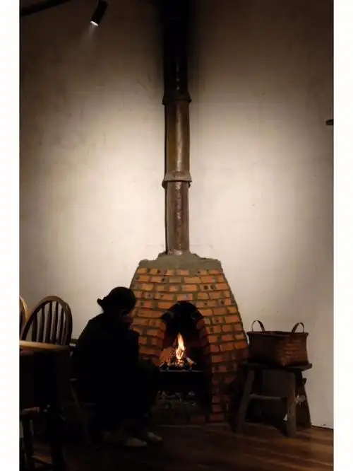 昨天我们聊天说起想要一个壁炉,马上天冷了,可以烤火取暖,烤红薯也是