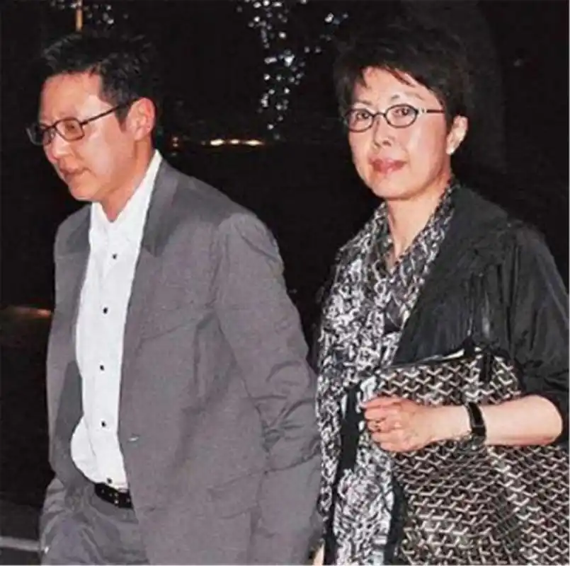 但是后来香港媒体就曝光了关菊英与同性友人willy周伟利的同性恋情