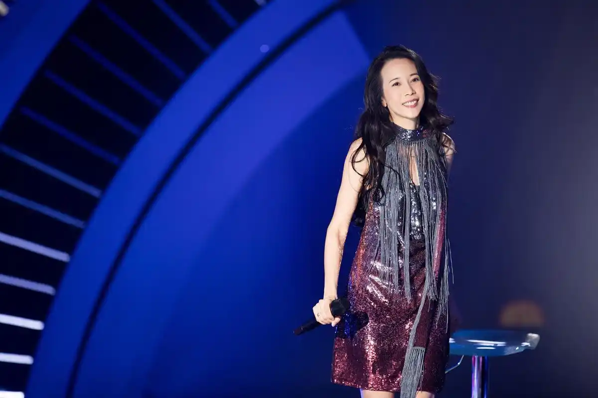 原本以为现场的演出已经结束,莫文蔚却制造了惊喜大彩蛋献给无法到场