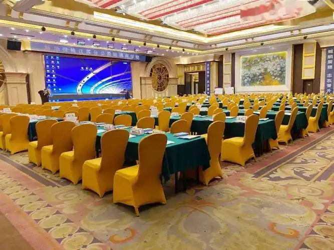 岛屿式威尼斯会议室:总面积306平米,全厅可容纳150人课堂式岛屿式回字