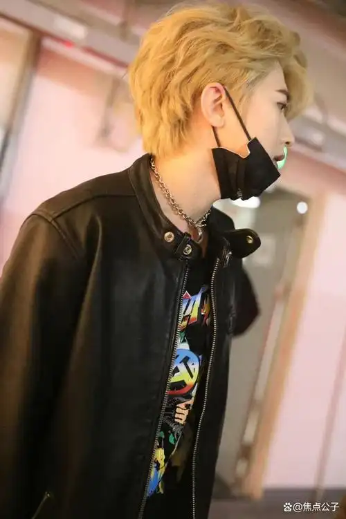 帅出新高度!蔡徐坤出席活动金发破次元惊艳众人,今日颜值爆表