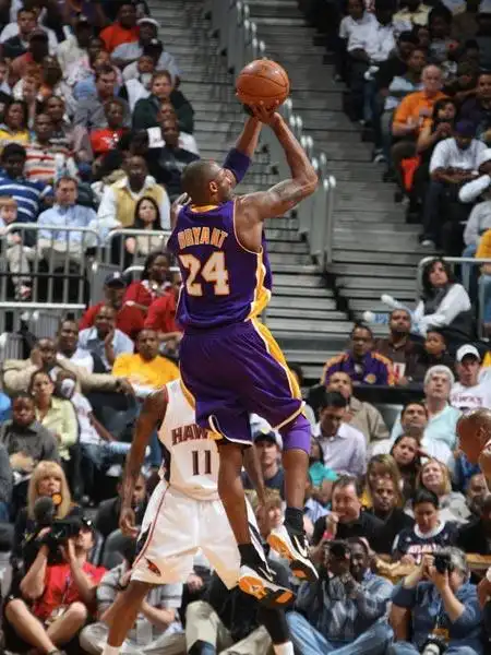 组图:科比被包夹成"三明治"帕楚利亚大灌篮