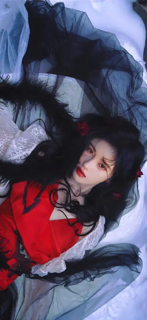 鞠婧祎雪地红裙氛围感大片